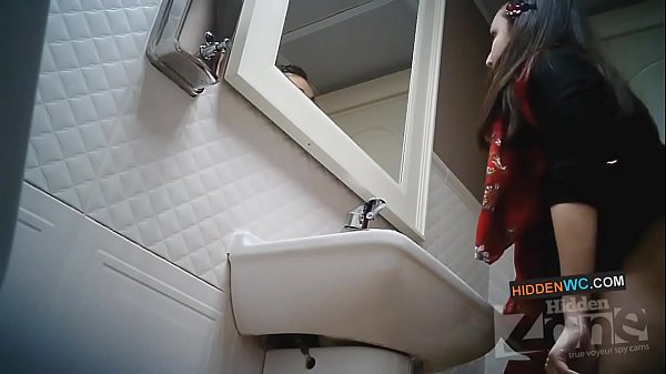 Зйомки прихованої камери в жіночій вбиральні (1)