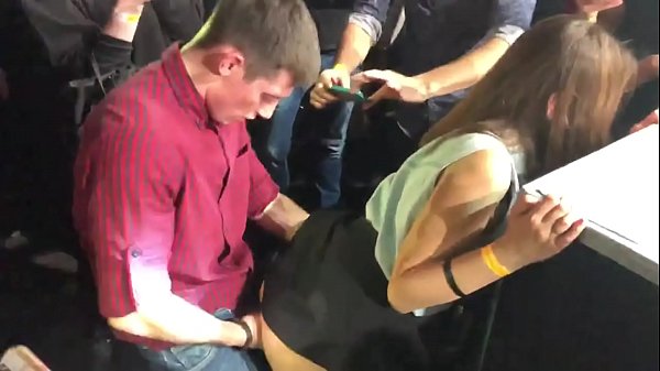 Справжній секс в російському нічному клубі. 18-річну російську дівчину в анус і піхву трахкали в нічному клубі